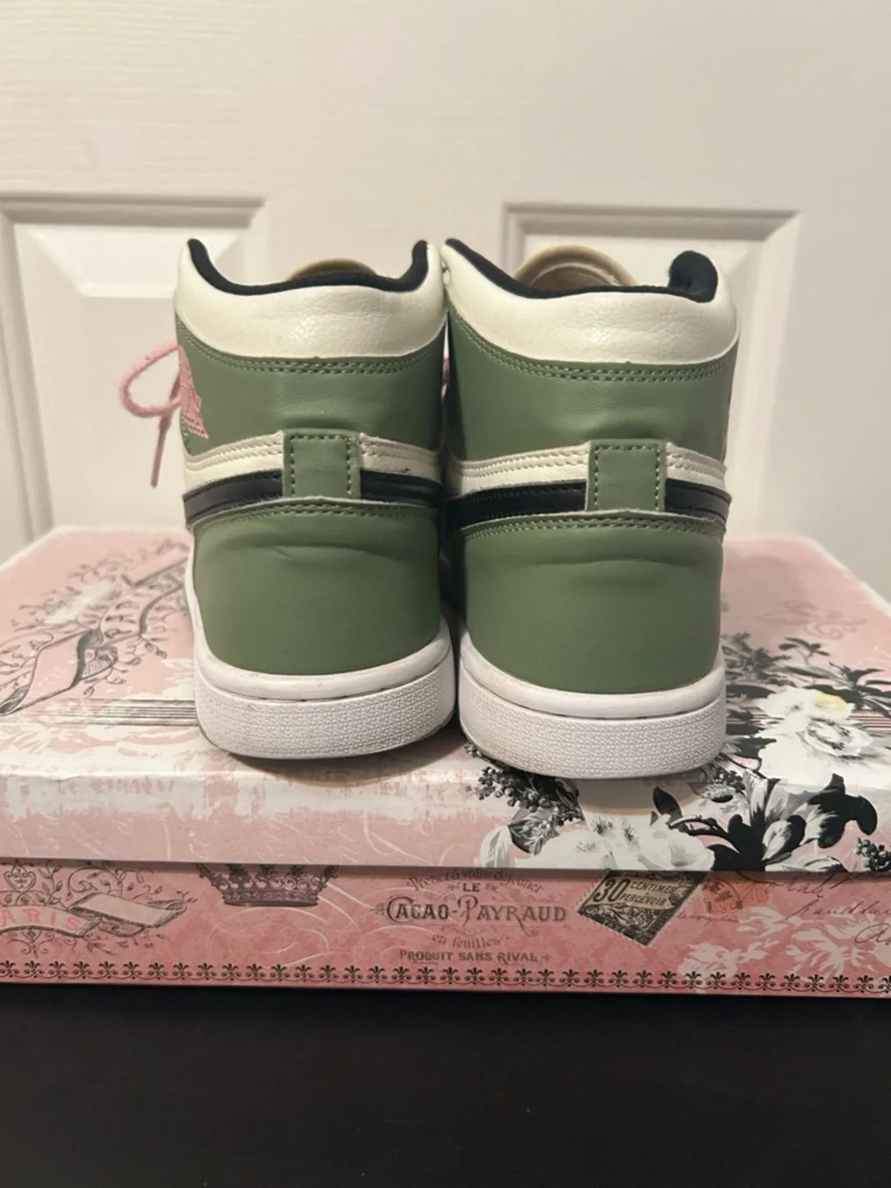 Nike Air Jordan 1 Retro High OG Seafoam - Picture 3 of 8